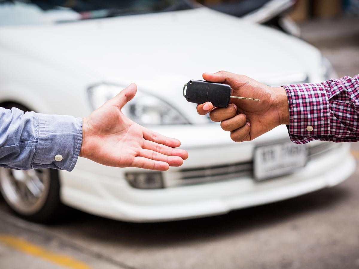 Avant de conduire le véhicule d’un ami ou de prêter le sien, il faut vérifier sa protection d’assurance auto