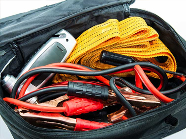Apprenez-en plus sur tout ce que votre trousse de secours pour la voiture devrait contenir.